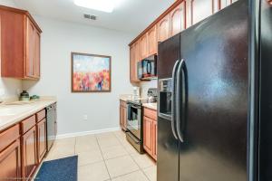 Spacious Vista Cay Condo, near Resort Pool