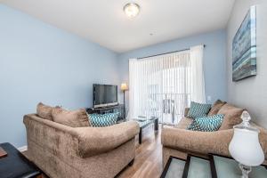 Gorgeous Top-Floor Condo w Private Balcony