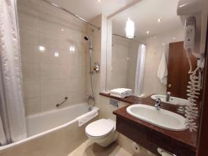 Twin Room with Lake View room in Hotel HP Park