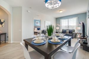 Stunning Top-Floor Condo, next to Clubhouse