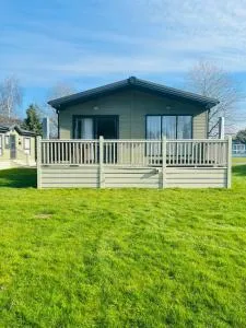 Fox Lodge with Hot Tub - Allerthorpe