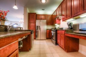 Newly Renovated LAKEVIEW Vista Cay Condo