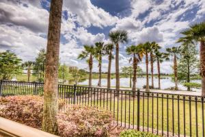Newly Renovated LAKEVIEW Vista Cay Condo