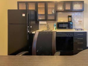 Queen Room with Roll-In Shower - Accessible/Non Smoking room in Sonesta Simply Suites Wichita Northeast