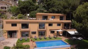 VILLA LA CALA with swimming pool & sea view, 10 min walk from the sea - بلانيس