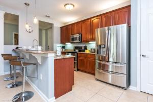Beautiful Condo w Private Balcony Near Universal