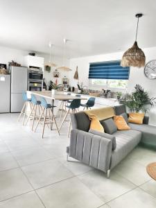 Maisons de vacances Maison charmante a Neoules avec piscine privee : photos des chambres