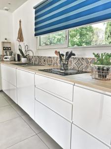 Maisons de vacances Maison charmante a Neoules avec piscine privee : photos des chambres