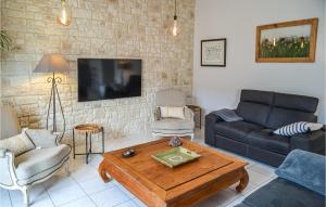 Maisons de vacances Amazing home in Colombiers with WiFi and 3 Bedrooms : photos des chambres