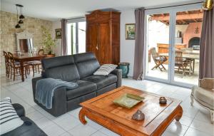 Maisons de vacances Amazing home in Colombiers with WiFi and 3 Bedrooms : photos des chambres
