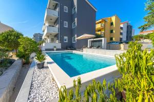 Summer Breeze Pool Apartments