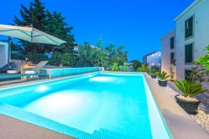 Summer Breeze Pool Apartments