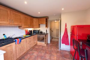 3 Bedroom House - a very British place to stay - near city centre !