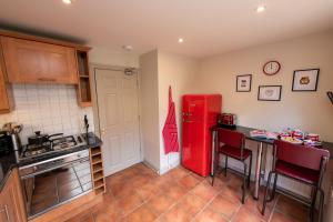 3 Bedroom House - a very British place to stay - near city centre !