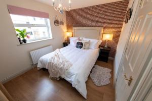 3 Bedroom House - a very British place to stay - near city centre !