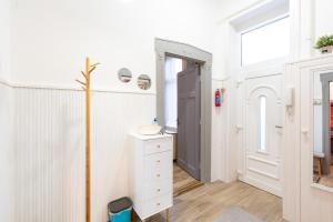 Stylish Modern Apartment next to New York Cafe