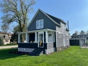 3 Bedroom House with Lake Pepin views with access to shared pool - Durand