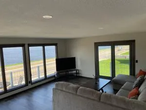 3 Bedroom Condo with Lake Pepin views with access to shared outdoor pool - Maiden Rock