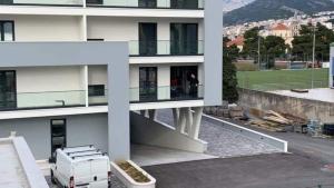 Apartment with shared rooftop pool