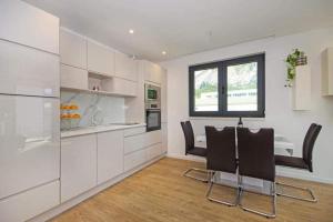 Apartment MAKARSKA with shared rooftop pool