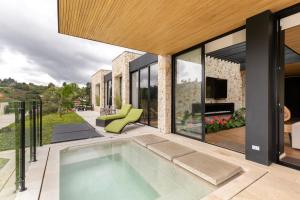 Villa al lado de la represa de Guatapé con jacuzzi y cancha de tennis privada