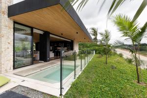 Villa al lado de la represa de Guatapé con jacuzzi y cancha de tennis privada