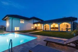 Pool House Mamaia - Lumina