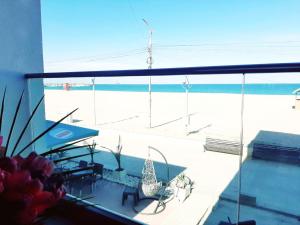 Ryanna Beach pe plaja Belona