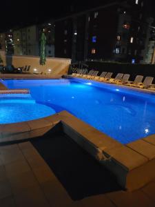 Poseidon Apartment - Pool Access & Free Parking