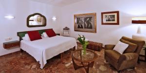 Double Room with Extra Bed room in Hotel Punta Sur