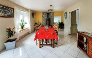 Maisons de vacances Beautiful home in Coatascorn with WiFi and 4 Bedrooms : photos des chambres