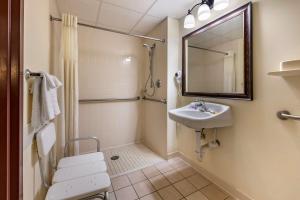 Queen Room with Roll-in Shower - Disability Access - Non smoking room in Best Western Gateway Grand