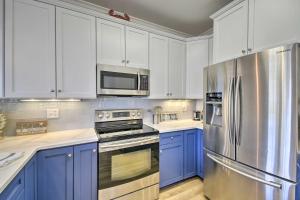 Ocean Isle Condo with Community Pool and Hot Tub!