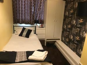 Single Room with Shared Bathroom room in Pacific Inn London Heathrow