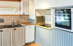 Cozy Home In Ödeshög With Kitchen