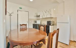 Lovely Apartment In Vir With Kitchen