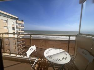 Studio 2* avec balcon face à la mer, ascenseur, proche plage et commerces, 2 pers. - FR-1-197-387