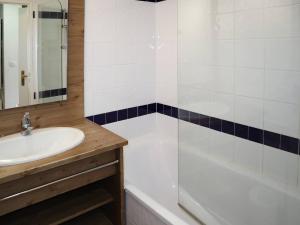 Appartement skis aux pieds avec piscine intérieure, proche services - FR-1-322-478