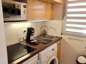 Appartement Ensoleillé avec Terrasse et Parking au Centre de Meschers, Proche Plages et Commerces - FR-1-550-38
