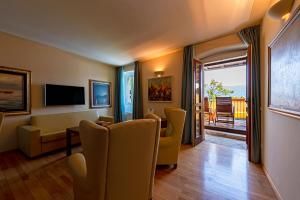 Suite mit Seeblick und Balkon