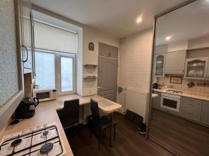 Kingsize bed SELF CHECK IN & Smart tv and FREE Parking