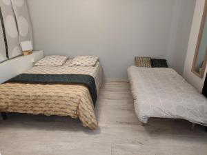 Appartements LA FONTAINE NEUVE-AVALLON-5 PERSONNES-1 CHAMBRE-3 LITS-parking-wifi : photos des chambres