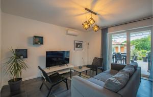 6 Bedroom Beautiful Home In Nedescina 