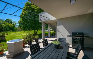 6 Bedroom Beautiful Home In Nedescina 