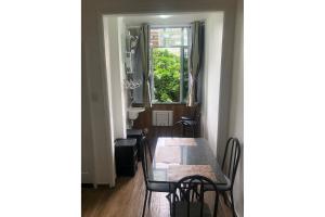 Copacabana rua tranquila e arborizada perto de tudo Posto 2