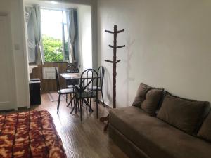 Copacabana rua tranquila e arborizada perto de tudo Posto 2