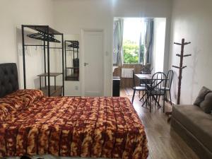 Copacabana rua tranquila e arborizada perto de tudo Posto 2