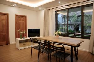 Căn Hộ Nhìn Ra Vườn (Apartment with Garden View)