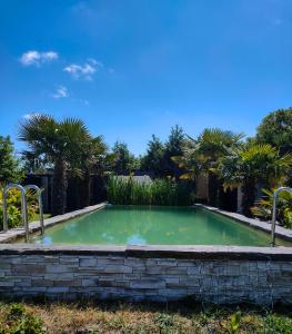 Maisons d'hotes Emeraude : Chambre Double - Vue sur Piscine