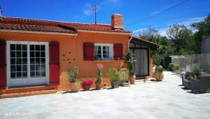 Maison de 2 chambres avec piscine privee jardin clos et wifi a Forcalqueiret